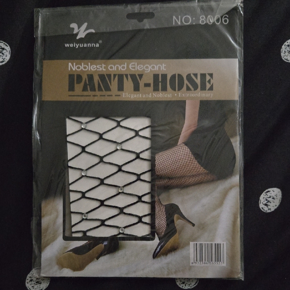 Black Lace Gartbelt with 4 Set Of Pantyhose - Picture 2 of 13